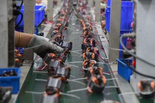 6月9日拍摄的湖南龙德晟机电科技大圩分公司生产厂房马达生产